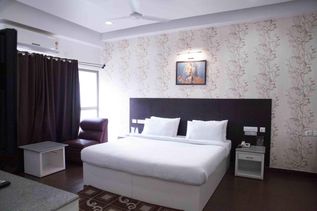 Hotel Central Park Силигури Стая снимка