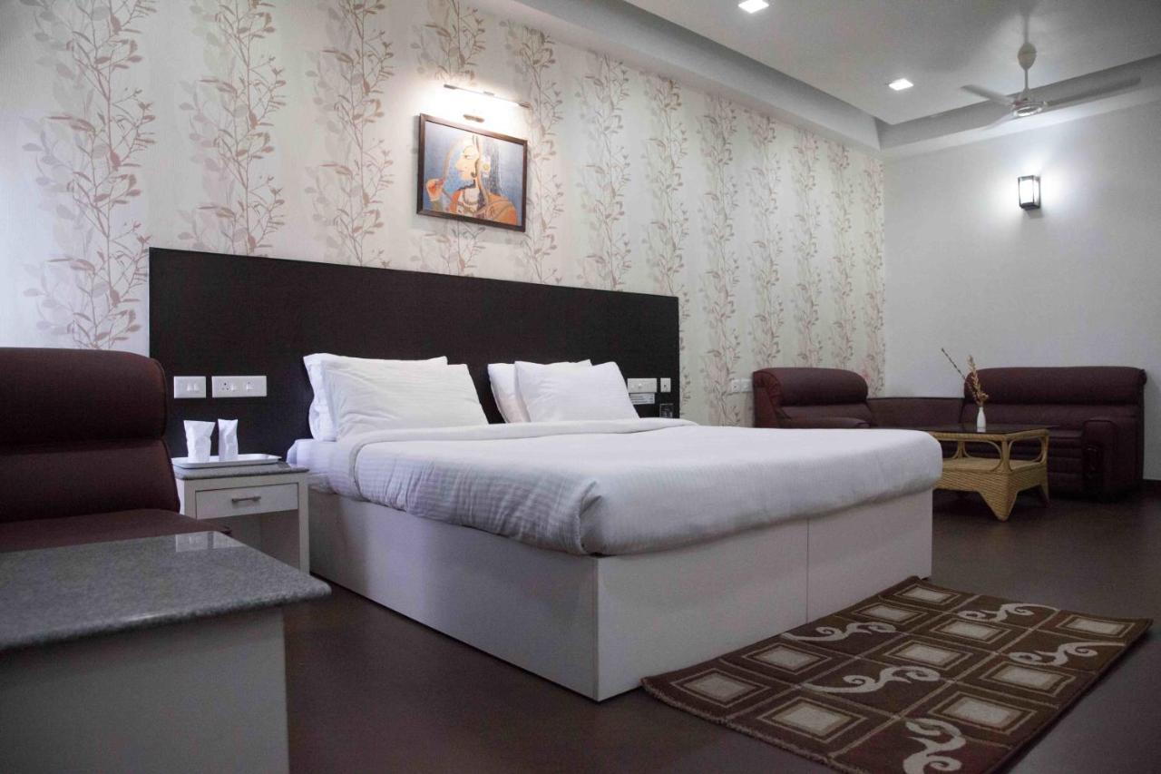 Hotel Central Park Силигури Стая снимка