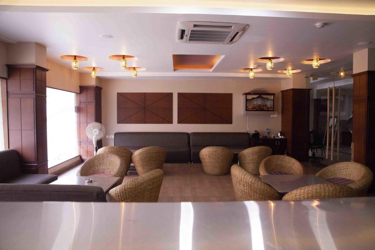 Hotel Central Park Силигури Екстериор снимка