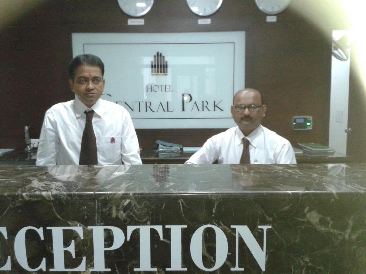 Hotel Central Park Силигури Екстериор снимка