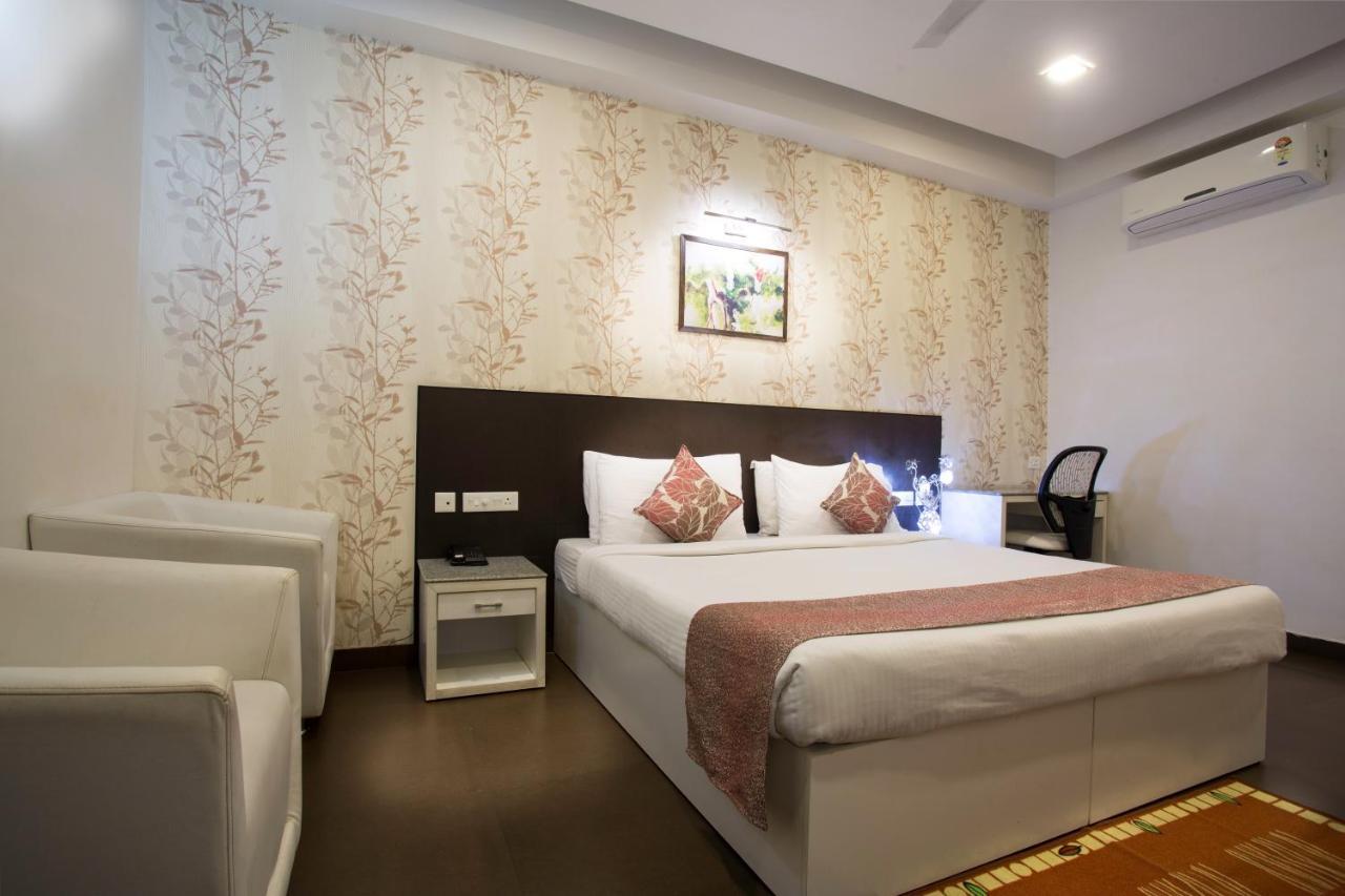 Hotel Central Park Силигури Екстериор снимка