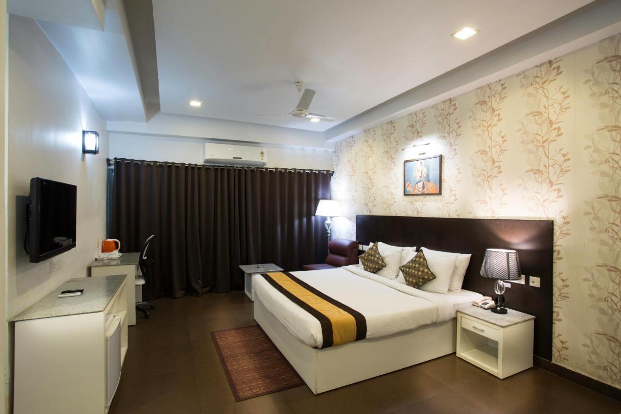 Hotel Central Park Силигури Екстериор снимка