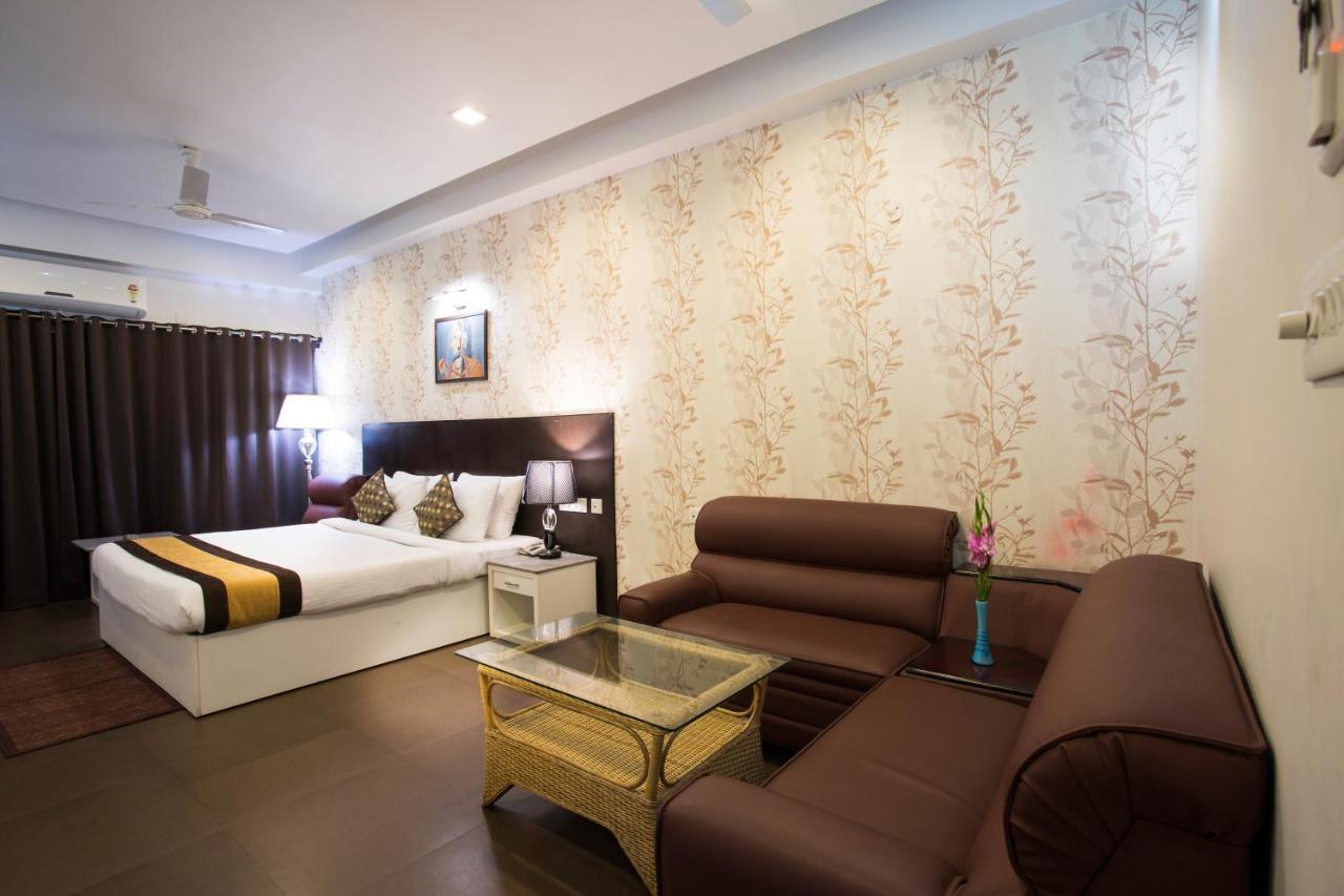 Hotel Central Park Силигури Екстериор снимка