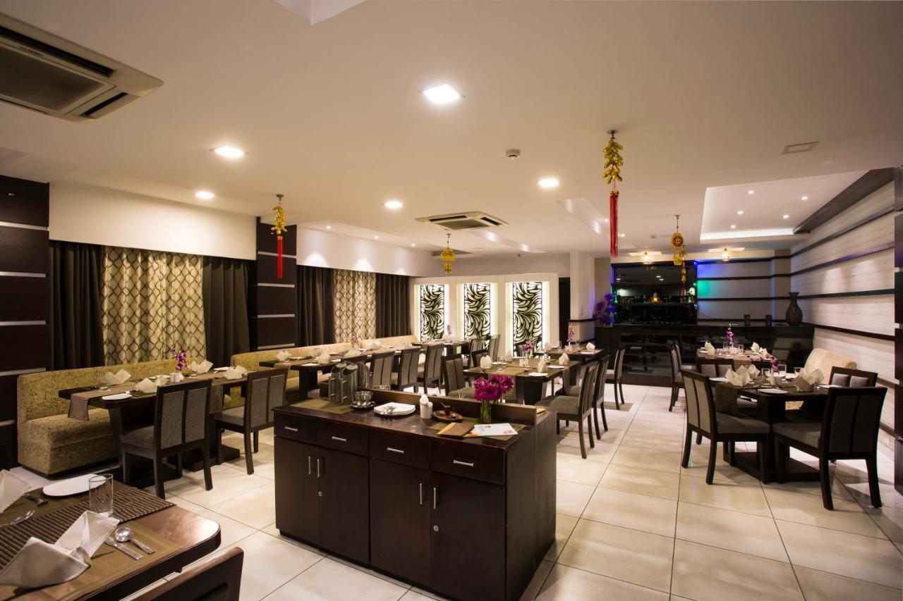 Hotel Central Park Силигури Екстериор снимка