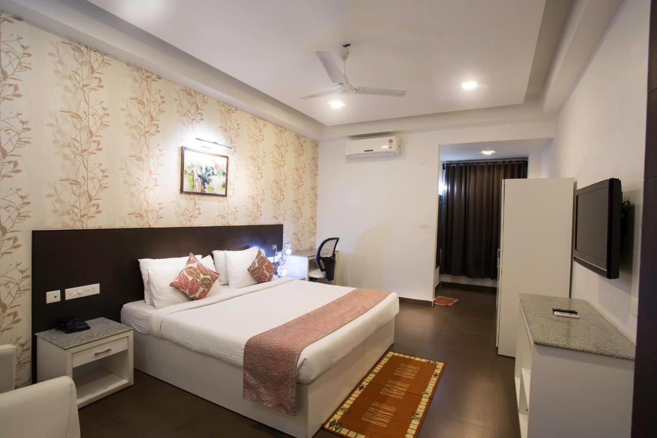 Hotel Central Park Силигури Екстериор снимка