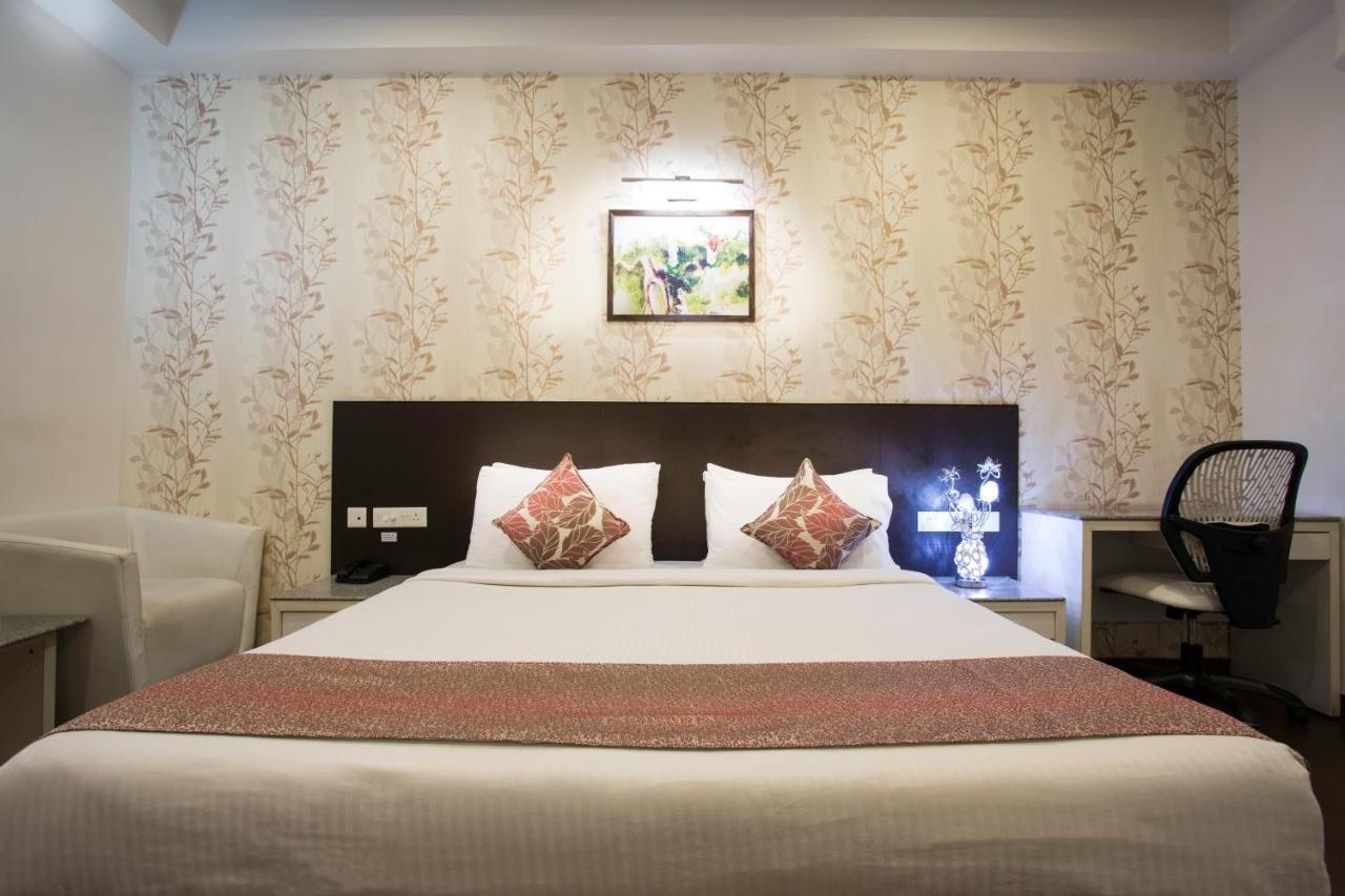 Hotel Central Park Силигури Екстериор снимка
