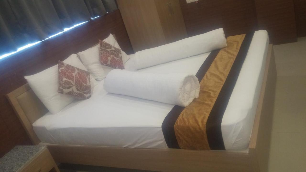 Hotel Central Park Силигури Екстериор снимка