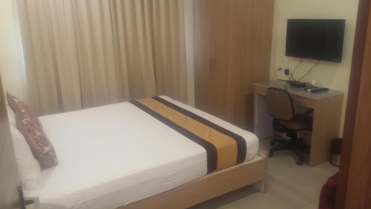 Hotel Central Park Силигури Екстериор снимка